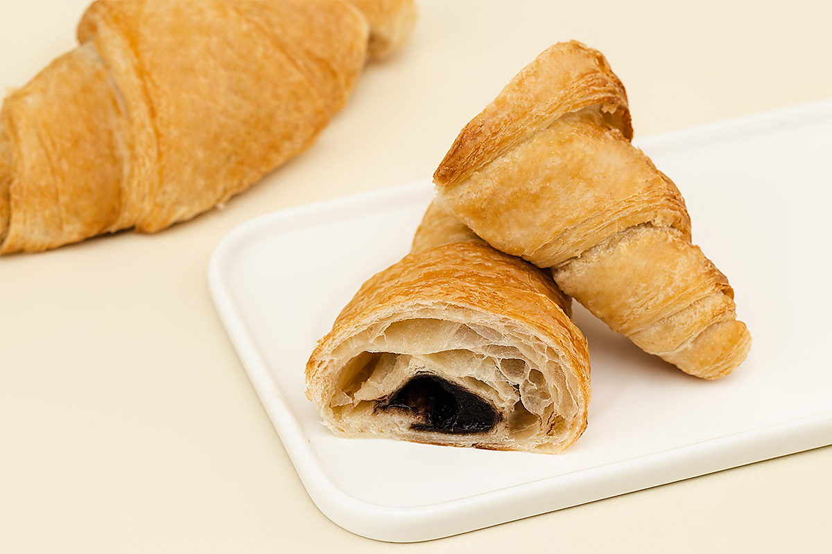 Круассан с шоколадной начинкой